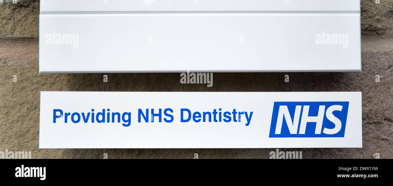 Bereitstellung von NHS Zahnmedizin Zahnarzt weiße Zeichen Stockfoto
