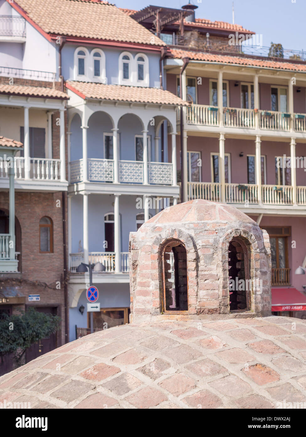 Abanotubani (Schwefelbäder) und die Architektur der Altstadt in Tiflis, Georgien. Die alte Stadt von Tiflis ist eine große Tour Stockfoto