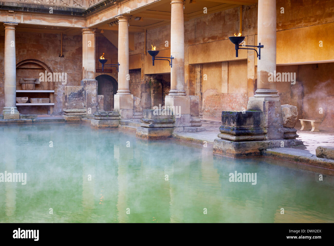 Dampf steigt aus dem heißen Mineral-Wasser in der großen Badewanne, Bestandteil der Roman Baths in Bath, Großbritannien Stockfoto