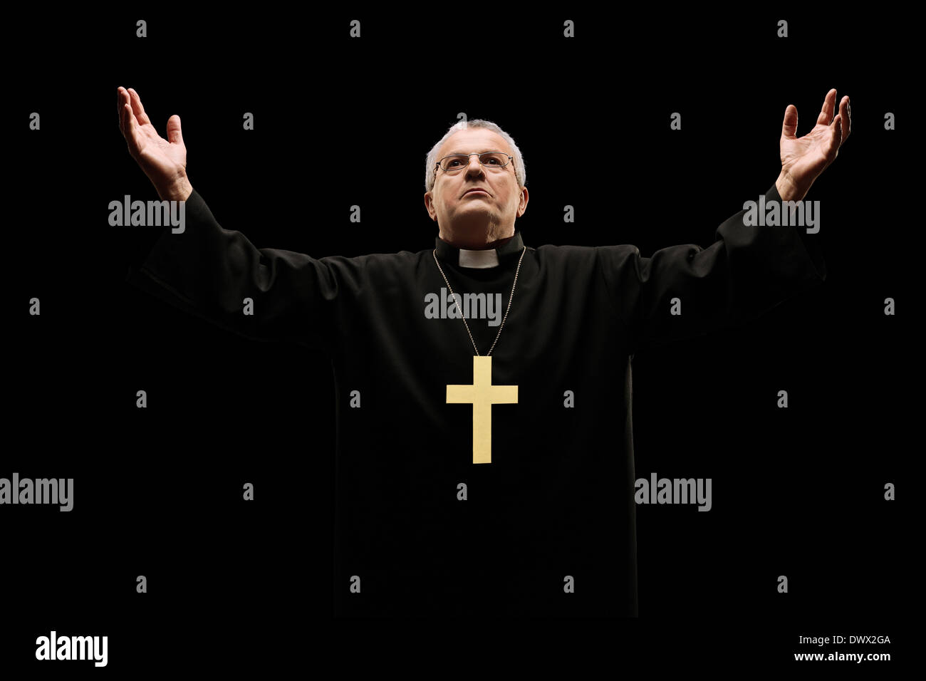 Reife Priester zu Gott zu beten Stockfoto