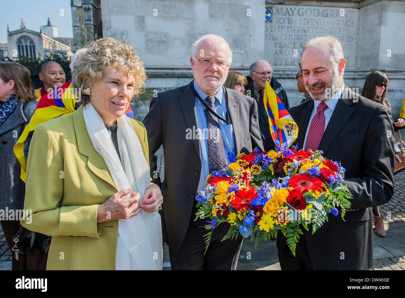 Westminster Abbey, London, UK 12. März 2014. Ein Kranz ist an der Gedenkstätte für die unschuldigen Opfer von Krieg und Unterdrückung von Kate Hoey MP, Herr Howarth und Fabian Hamilton MP gelegt (L, R) folgt eine kurze Multi-religiösen Dienst unter der Leitung von Canon Jane Hecken von Westminster Abbey. Abgeordnete aus allen Parteien-Fraktion für Tibet besuchte die jährliche Zeremonie im Speicher von Tibetern, die seit dem Aufstand im Jahr 1959 ihr Leben verloren haben. Bildnachweis: Guy Bell/Alamy Live-Nachrichten Stockfoto