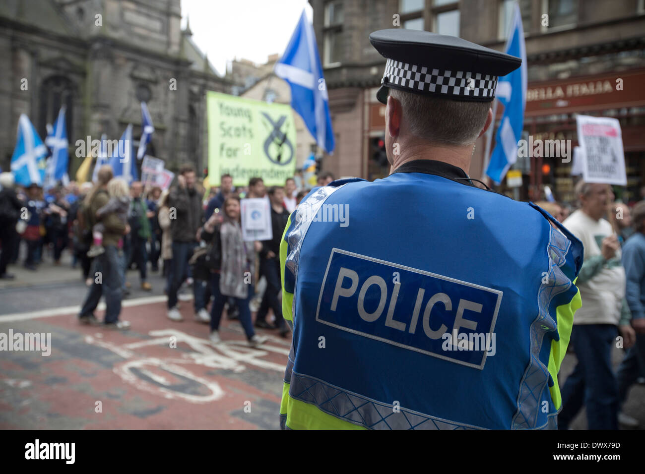 Ein Polizist beobachtet Massen marschieren hinunter North Bridge in Edinburgh während eines pro-Unabhängigkeit in Edinburgh, Schottland. Stockfoto