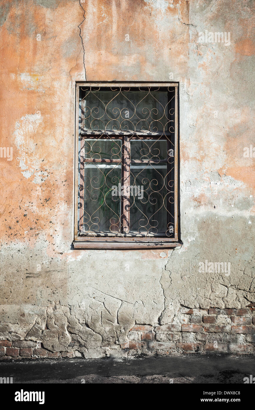 Altes Wohnhaus mit geschlossenem Fenster Wand Stockfoto