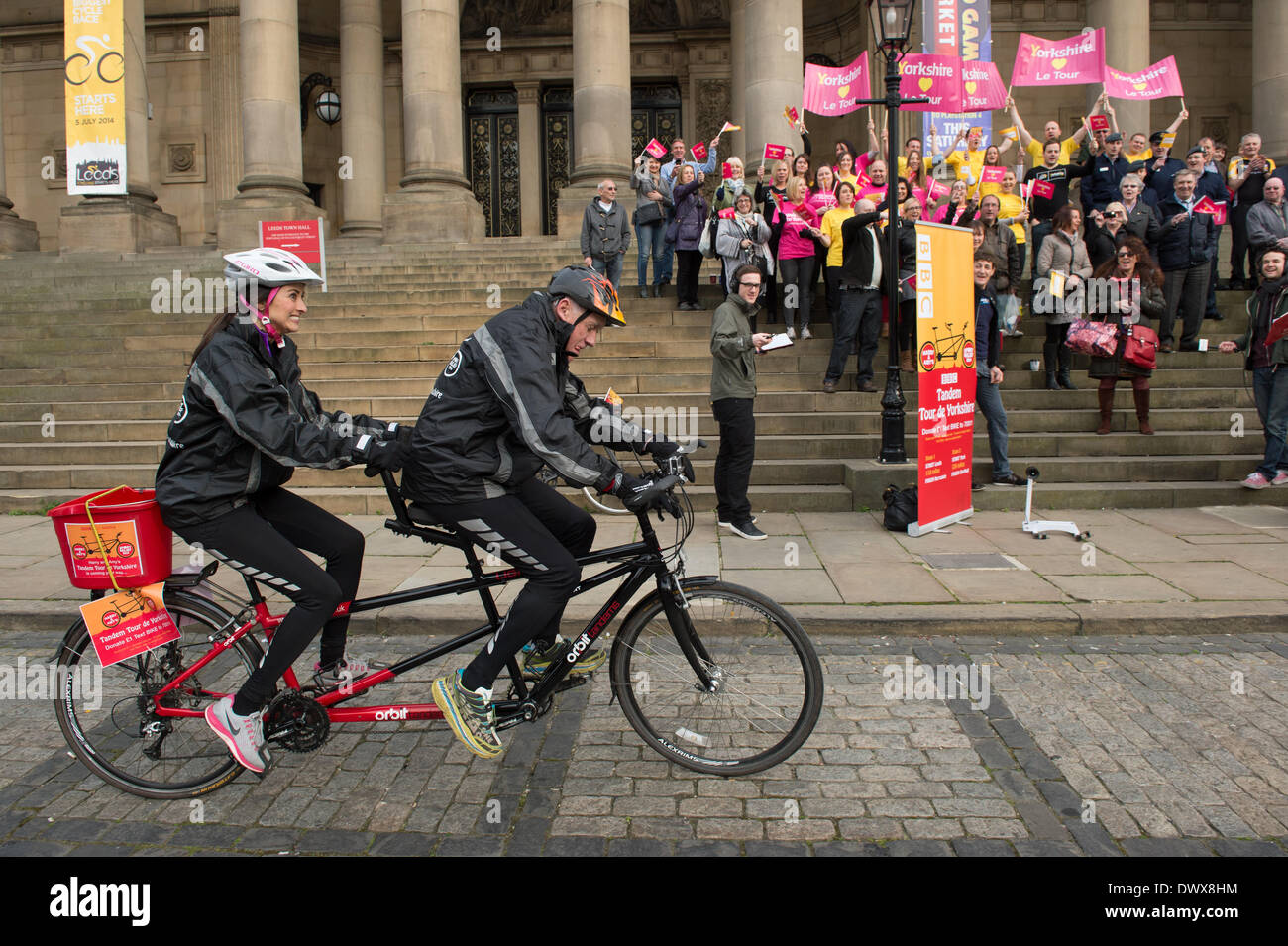 North's Harry & Amy's Tandem Tour de Yorkshire zugunsten des Sports Relief sehen - das Paar Einstellung weg auf ihrem Fahrrad aus Leeds Rathaus von Masse der Verfechter aufgepasst - Leeds Rathaus, West Yorkshire, England, UK. Stockfoto