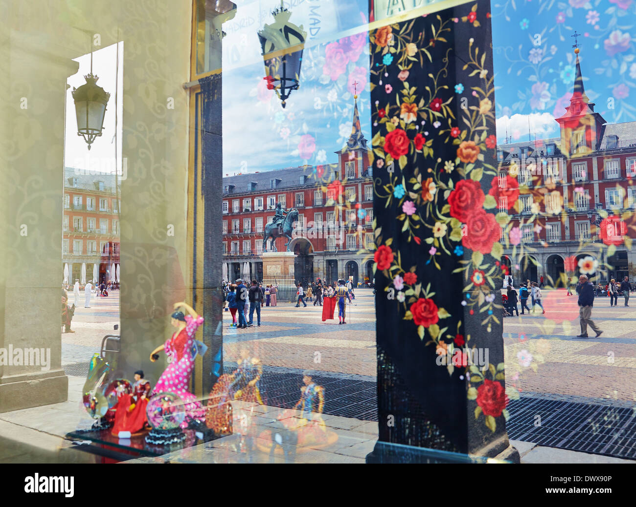 Reflexionen über einen Souvenir-Shop. Plaza Mayor. Madrid. Spanien Stockfoto
