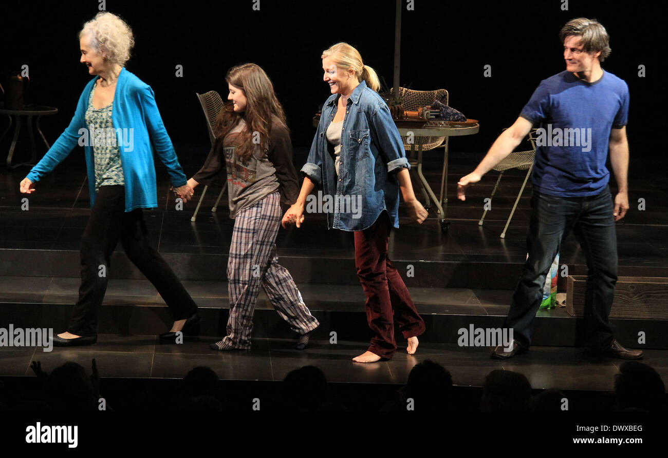 Mary Beth Peil, Madeleine Martin, Mary McCann und Gareth Saxe Öffnung Nacht Vorhang für die Atlantic Theater Company-Produktion von "Harper Regan", gehalten am Linda Gross Theater. Wo: New York City, Vereinigte Staaten, wann: 10. Oktober 2012 Stockfoto