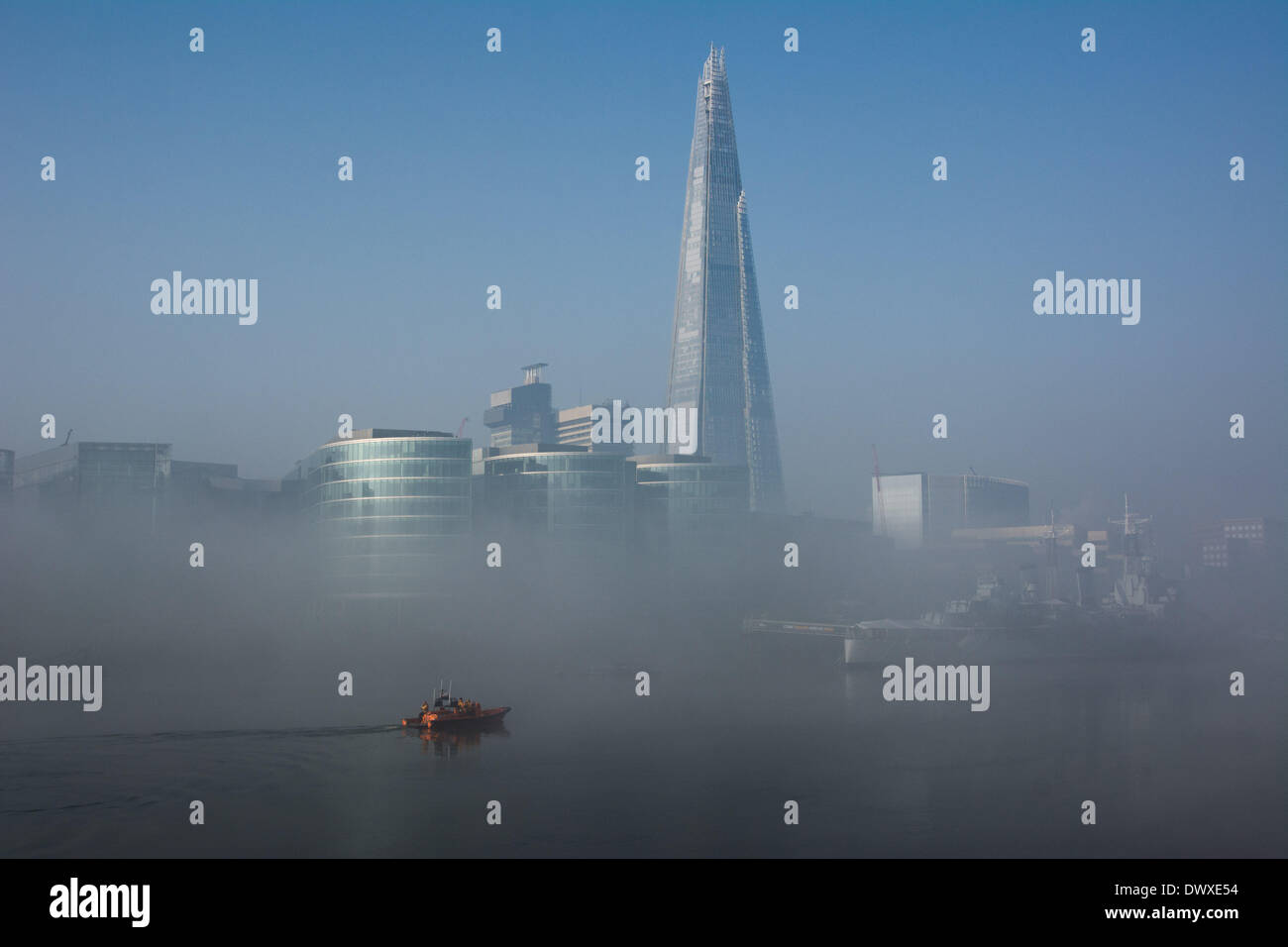 London UK. 14. März 2014, fällt am Londoner Nebel. Die Scherbe. Noch Wetter, warme Tage und kühle Nächte Ursachen der feuchten Luft zu verdichten, produzieren die nebligen Morgen. Bildnachweis: Patricia Phillips/Alamy Live-Nachrichten Stockfoto