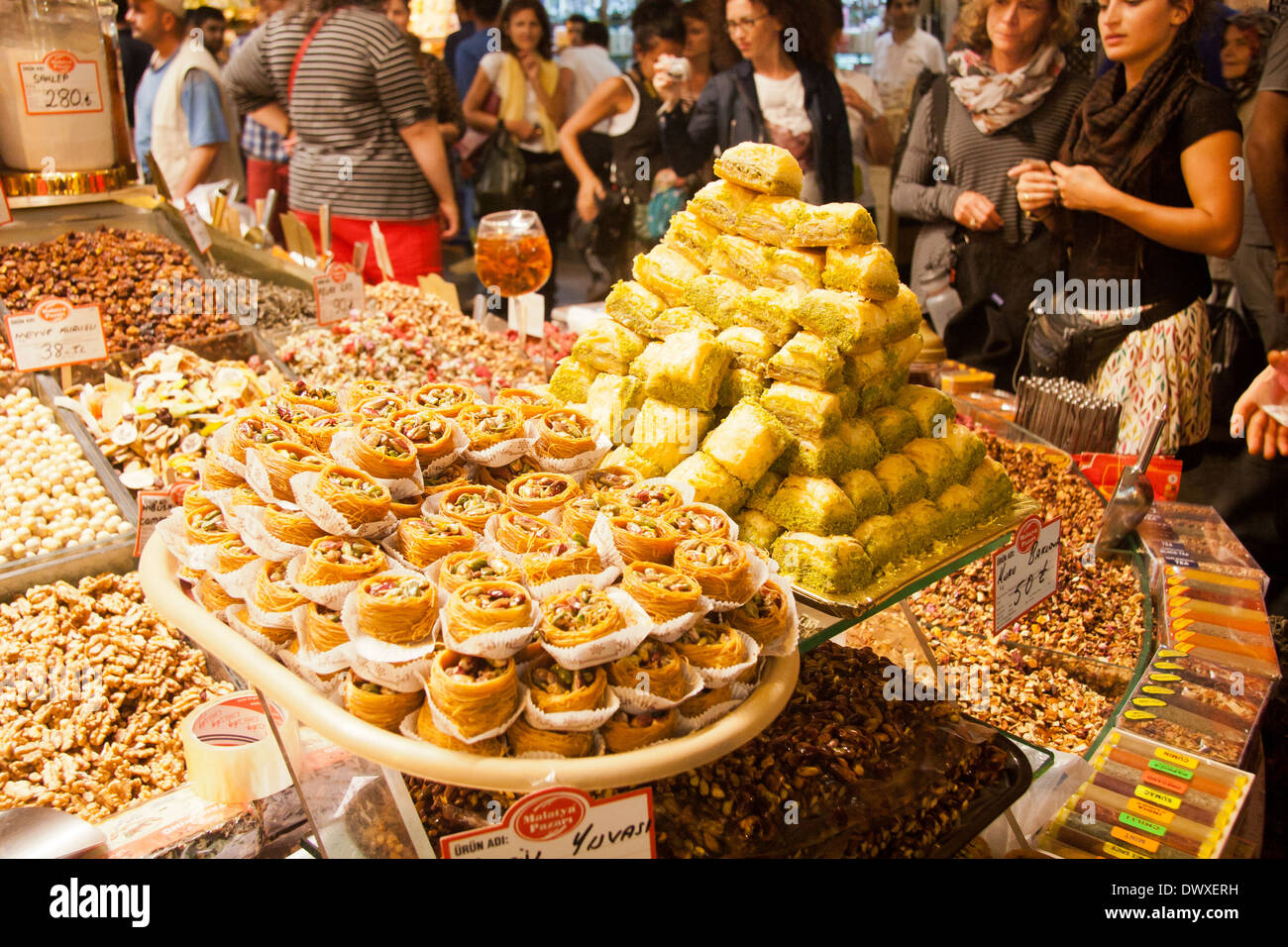 Stall auf dem ägyptischen Basar; Gewürzbasar; Misir Carsisi, Eminonu; Istambul Stockfoto