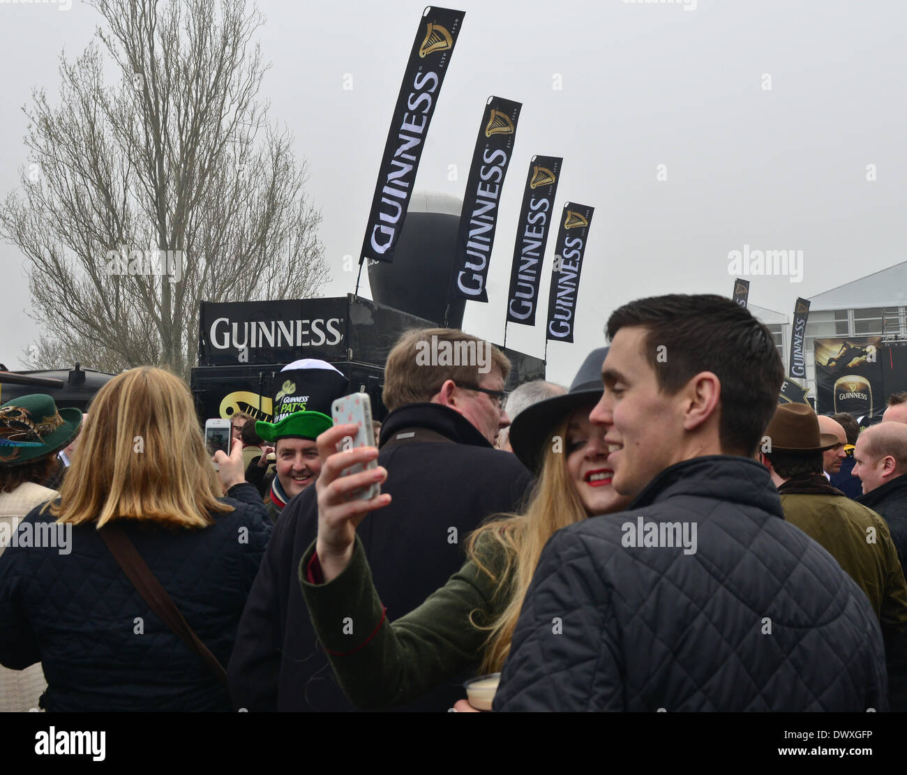 Cheltenham, Gloucestershire, UK. 13. März 2014. Atmosphereshots beim Cheltenham Gold Cup Festival 2014, Tag 3, St Patricks Thursday Begegnung ausgehen; 13.03.2014 Credit: Jules Annan/Alamy Live News Stockfoto