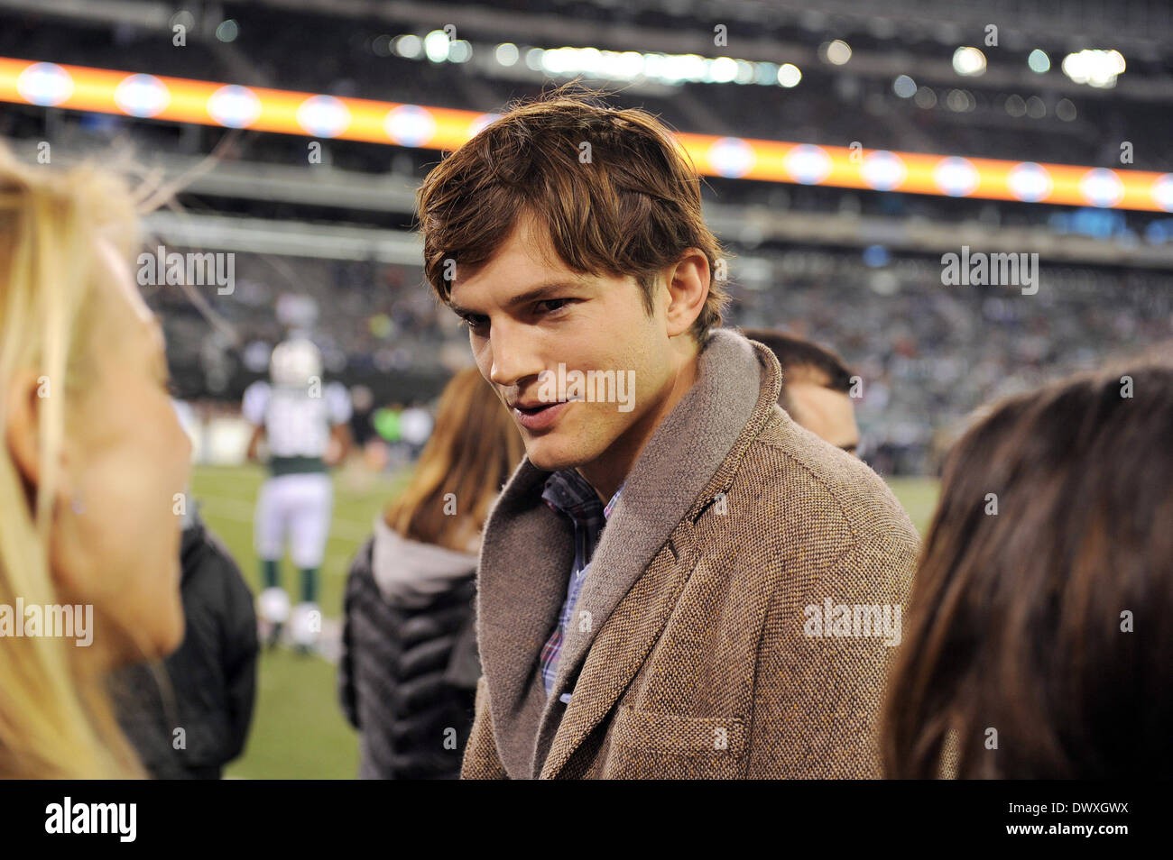 Schauspieler Ashton Kutcher während die Houston Texans im NY Jets auf Montag, 8. Oktober 2012 am Met Life-Stadion in East Rutherford, neu mit: Schauspieler Ashton Kutcher wo: Jersey, New Jersey, Vereinigte Staaten, wann: 8. Oktober 2012 Stockfoto