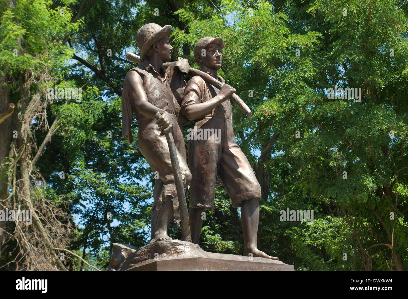 Huck Finn und Tom Sawyer Statue in der Nähe von Mark Twains Boyhood Home, Hannibal, Missouri. Digitale Fotografie Stockfoto