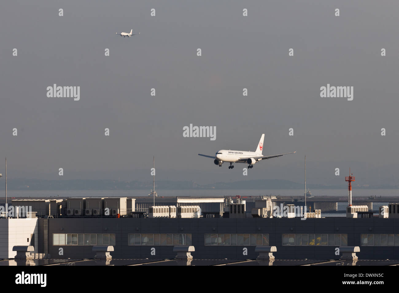 JAL-Abflug am Flughafen Tokio-HANEDA Tageszeit Stockfoto