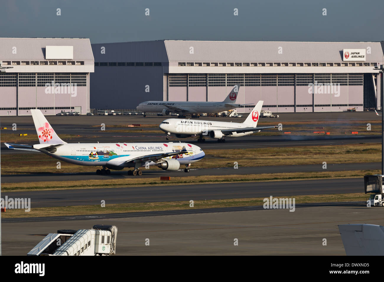 JAL Landung China Airlines Take Off zur gleichen Zeit. Stockfoto