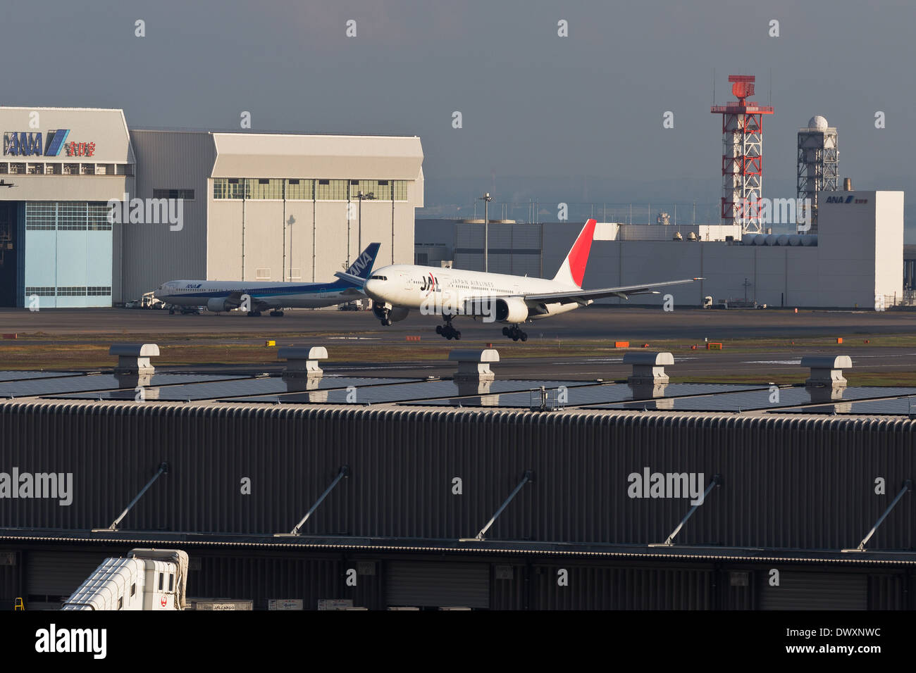 JAL-Abflug am Flughafen Tokio-HANEDA Tageszeit Stockfoto