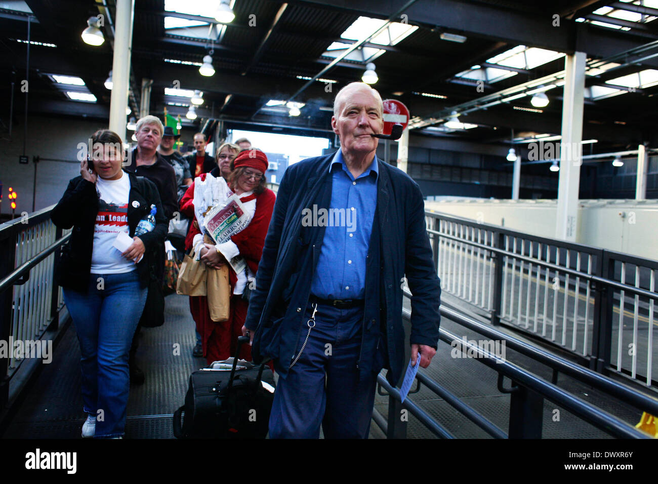 DATEI-PIX VON TONY BENN.   2006. Tony Benn eilt zu den Zug in London nach Manchester. Der Zug war voll von Menschen, die Krieg-Koalition in Manchester genannt Zeit zu eine Demonstration gegen den Krieg im Irak gehen in Richtung zum Stillstand. Ehemalige Politiker und Präsident des Anschlags die Krieg-Koalition Tony Benn starb 13. März 2014 im 88. Bildnachweis: Kristian Buus/Alamy Live-Nachrichten Stockfoto