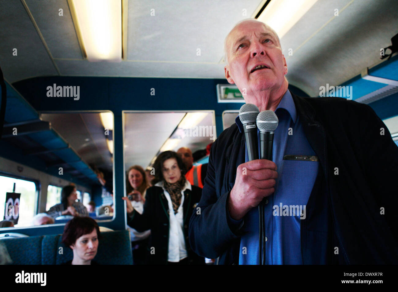 DATEI-PIX VON TONY BENN.  2006. Tony Benn gibt eine improvisierte Rede auf den Zug nach Manchester von London. Der Zug war voll von Menschen, die Krieg-Koalition in Manchester genannt Zeit zu eine Demonstration gegen den Krieg im Irak gehen in Richtung zum Stillstand. Ehemalige Politiker und Präsident des Anschlags die Krieg-Koalition Tony Benn starb 13. März 2014 im 88. Bildnachweis: Kristian Buus/Alamy Live-Nachrichten Stockfoto