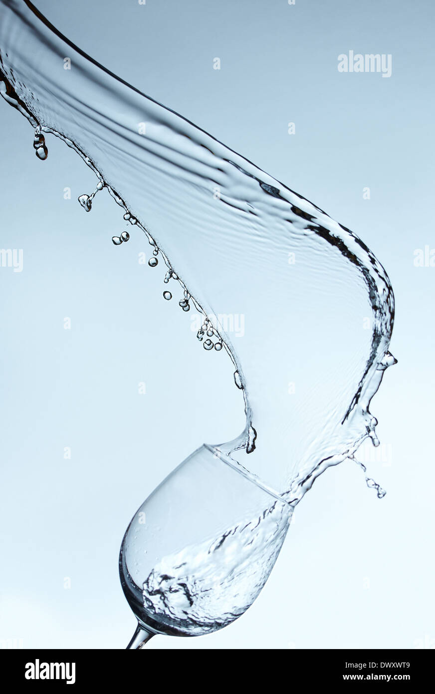Wasser spritzen auf einer Steigung blauen Hintergrund. Stockfoto