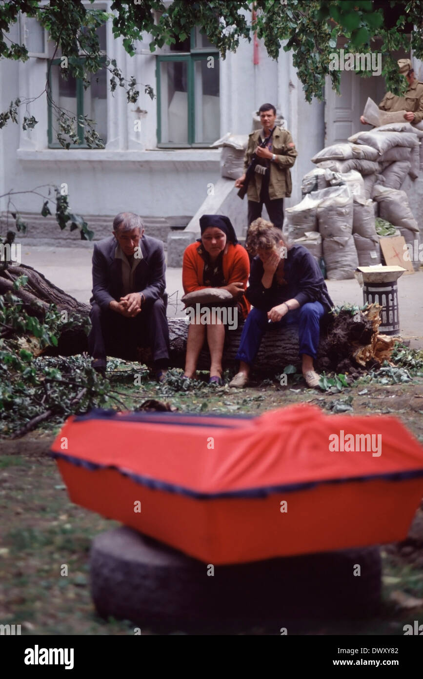 Familie wartet in Bendery für einen LKW zu ihrem Sohn nach Hause für das Begräbnis während des Krieges 1992 von Transnistrien. Stockfoto