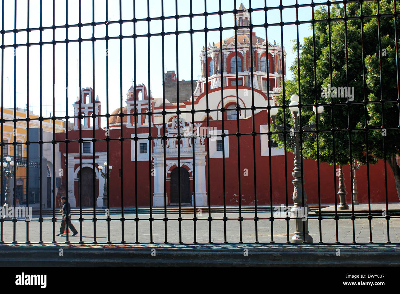 Rote und weiße Kirche gesehen hinter Geländer, Puebla, Mexiko Stockfoto