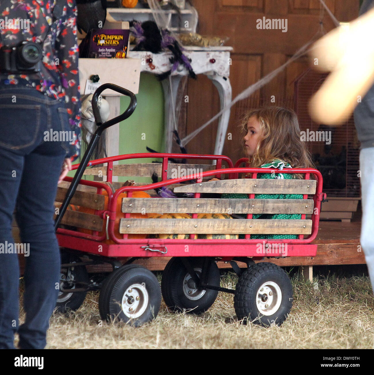 Willow Katherine White Michelle Monaghan und ihre Tochter Willow genießen Sie den Tag bei Pumpkin Patch Los Angeles, Kalifornien - 12.10.12 Featuring: Willow Katherine weiß wo: USA bei: 12. Oktober 2012 Stockfoto