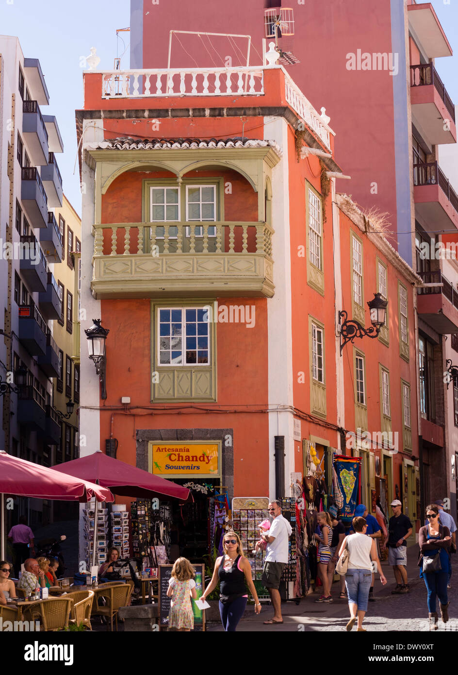 Ein Geschäfts- und Wohnhaus in der shopping Straße Calle Perez de Brito in Santa Cruz, La Palma, Kanarische Inseln, Spanien. Stockfoto