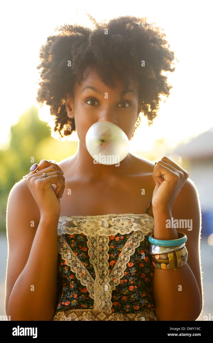 Porträt der stilvolle junge Frau, die Seifenblase Stockfoto