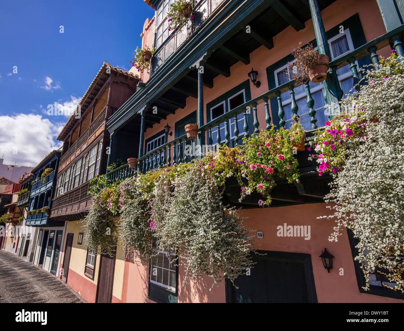 Balkonen verziert mit Blumen an der Küstenstraße Avenida Maritima in Santa Cruz, La Palma, Kanarische Inseln, Spanien. Stockfoto