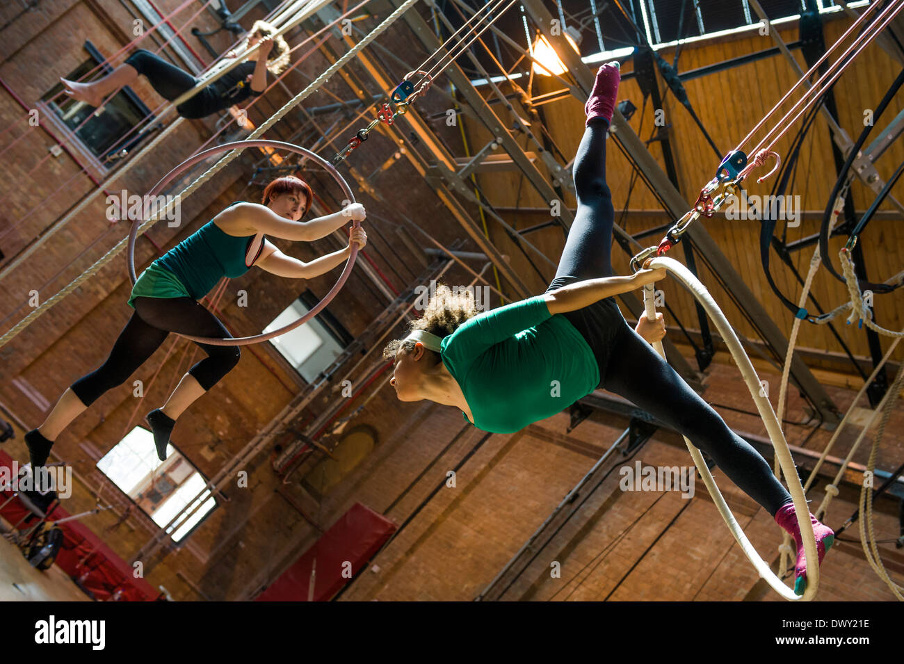 Ausbildung bei Circus Space, basiert die Hoxton Ausbildungsstätte für Zirkusartisten. Shoreditch, London, UK. Stockfoto