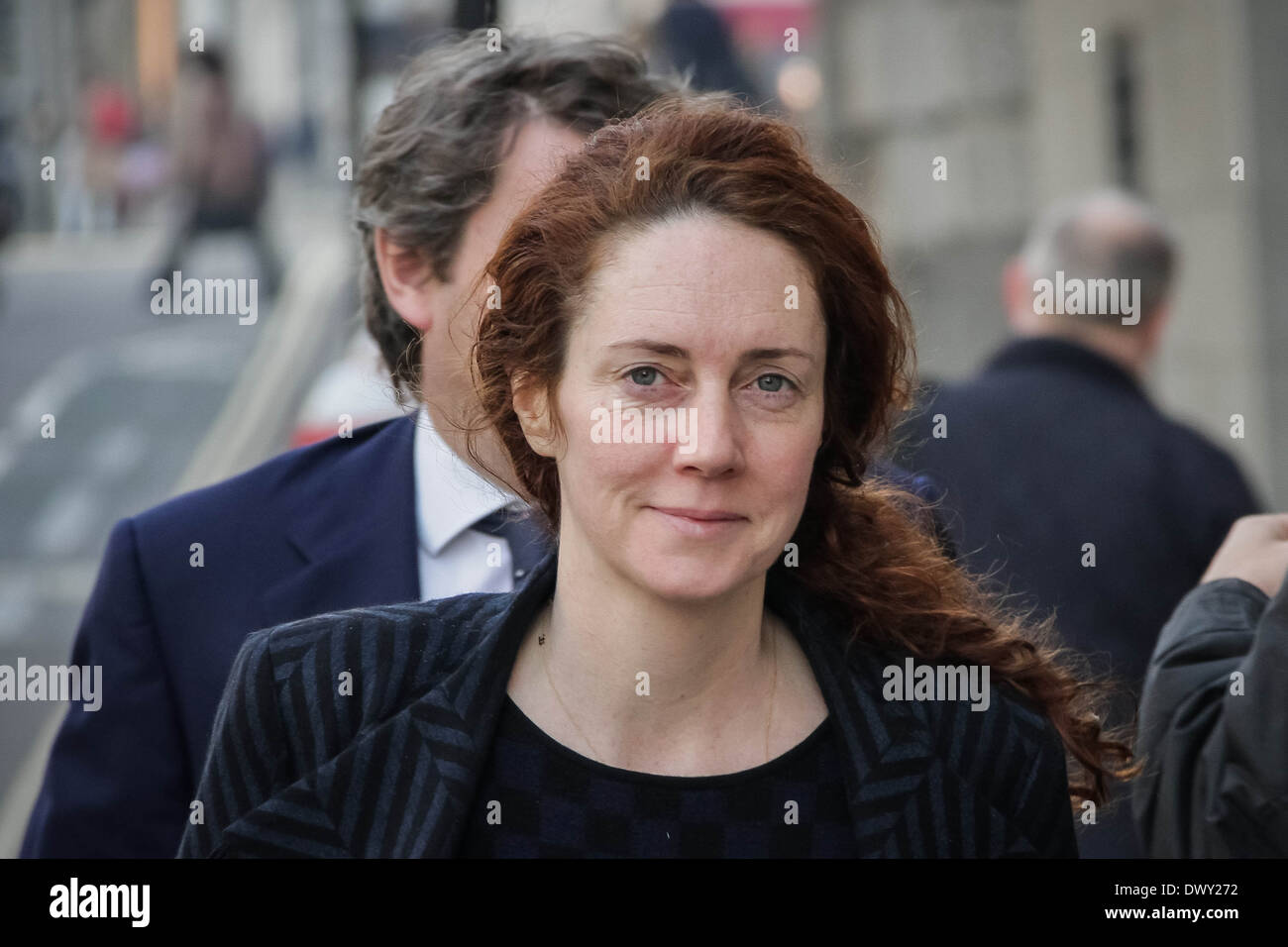 Rebekah Brooks kommt im Old Bailey Court in London weiterhin ihre Prüfung aus der News International Telefon hacking. Stockfoto