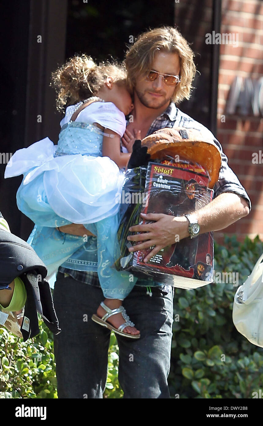 Gabriel Aubry führt eine müde aussehende Nahla Aubrey nach dem Besuch der Kinder Kostüm Party Los Angeles, Kalifornien - 13.10.12 Featuring: Gabriel Aubry führt eine müde aussehende Nahla Aubrey wo: USA bei: 13. Oktober 2012 Stockfoto