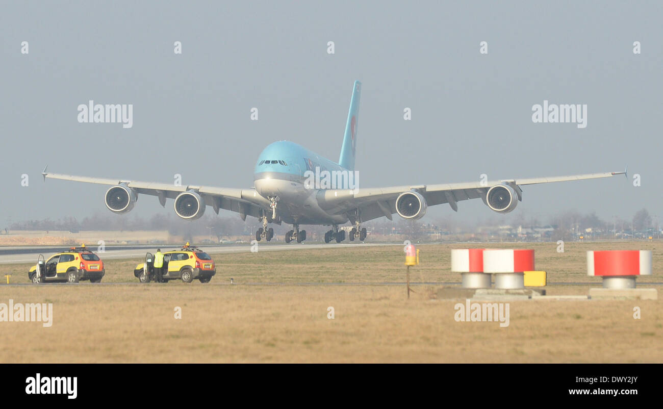 Prag, Tschechische Republik. 14. März 2014. Vierstrahlige Airbus A380 für Korean Airlines ist bei er Vaclav Havel Flughafen, Prag, Tschechische Republik, 14. März 2014 sehen. Airbus A380 hat eine Kapazität von 407 Sitzen in drei Klassen. Bei der ersten ist Board befindet sich 12 erstklassige Sitze und 301 Sitze in der Economy Class. Das zweite Deck es 94 Business-Class-Sitze hat. Das Flugzeug ist 73 Meter lang, hat eine Spannweite von 80 Metern und kann auf eine andere Verteilung der Sitze bis zu 880 Passagiere aufnehmen. Foto von Michal Krumphanzl Credit: CTK/Alamy Live-Nachrichten Stockfoto