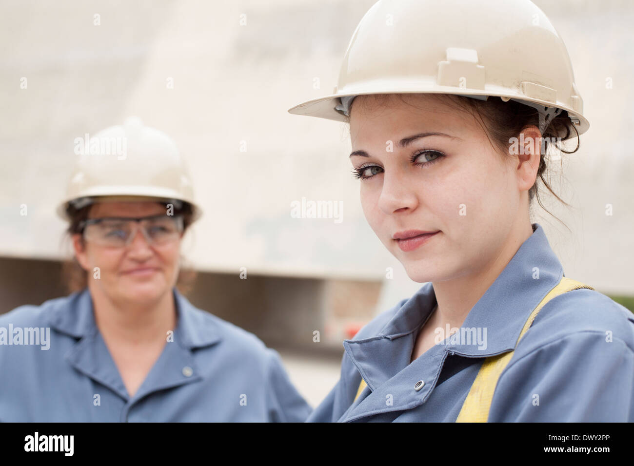 Weibliche Konstruktoren auf Baustelle Stockfoto