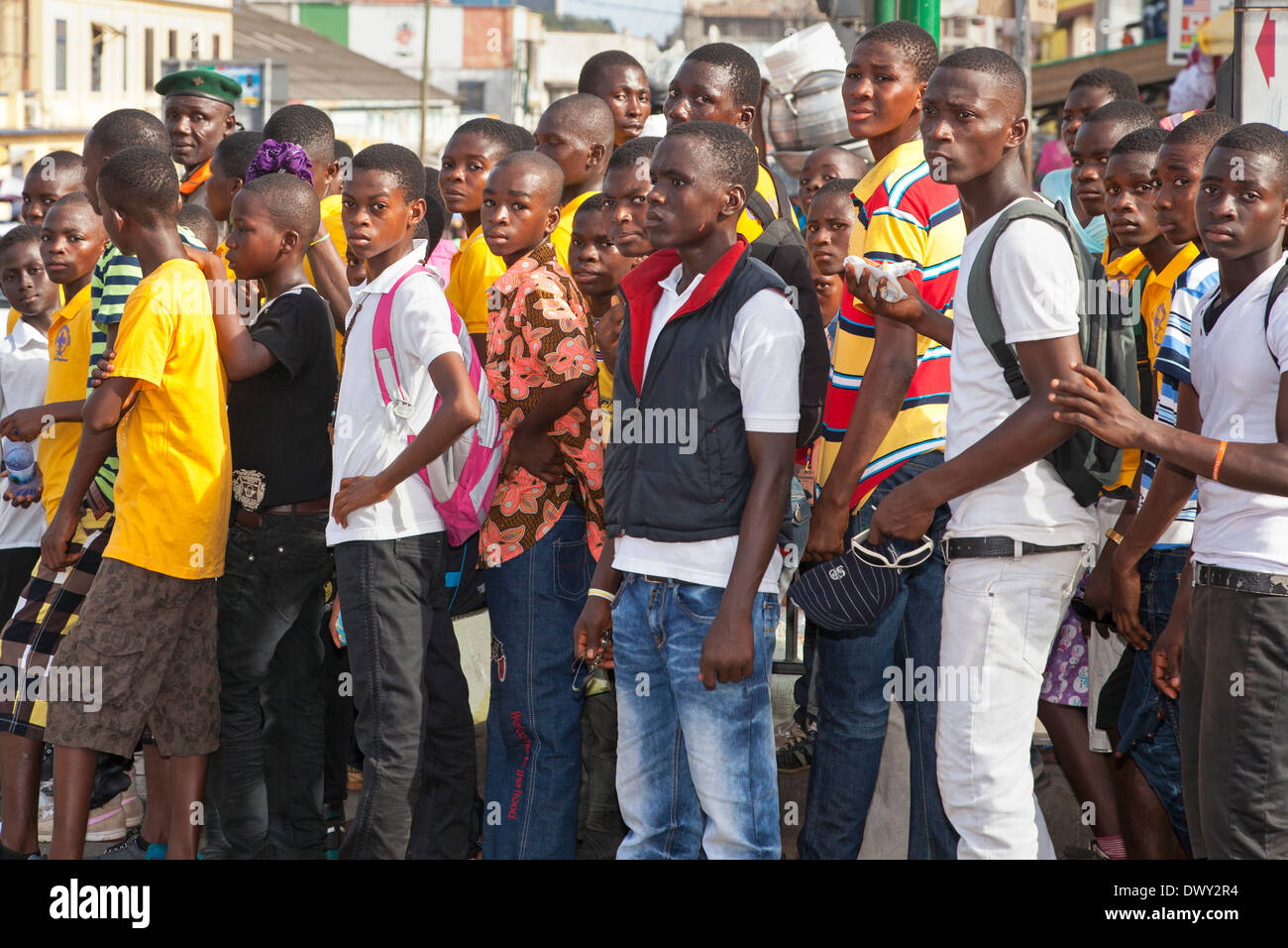 Fußgänger am Makola Markt, Accra, Ghana, Afrika Stockfoto