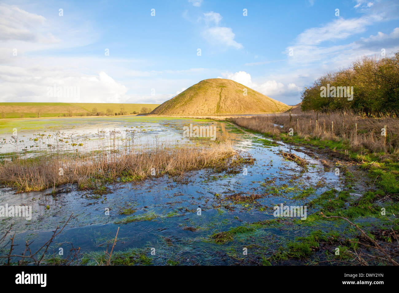 Silbury Hill alten neolithischen Menschen verursachten Kreide Hügel in Avebury, Wiltshire, England mit Hochwasser im Vordergrund Stockfoto
