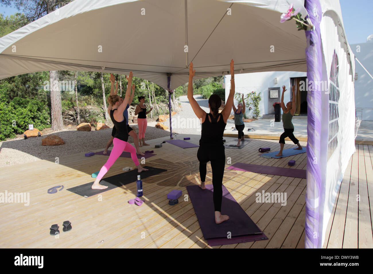 Yoga-Praxis im Kreis Stockfoto