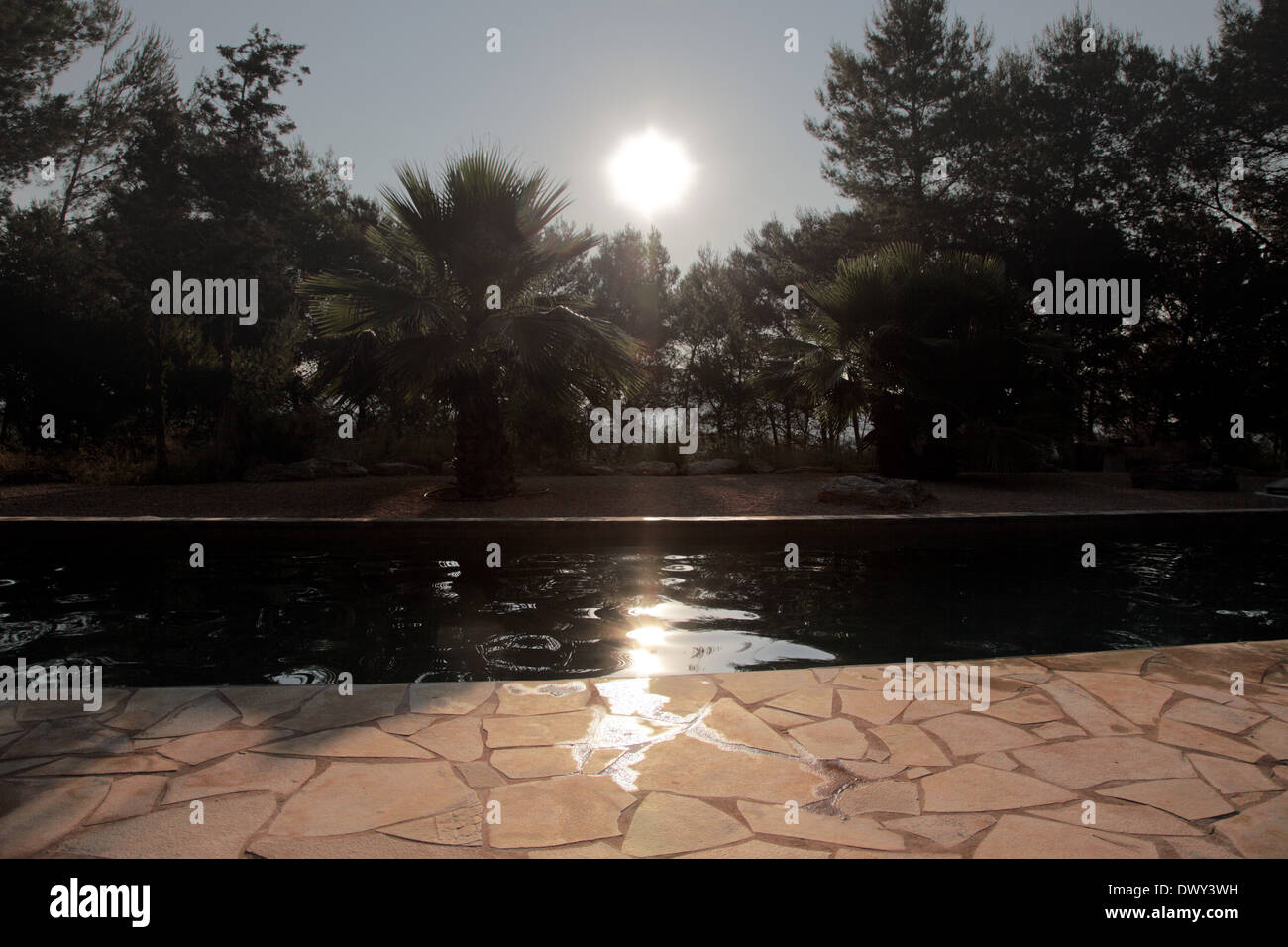 Sonne über Schwimmbad auf ibiza Stockfoto