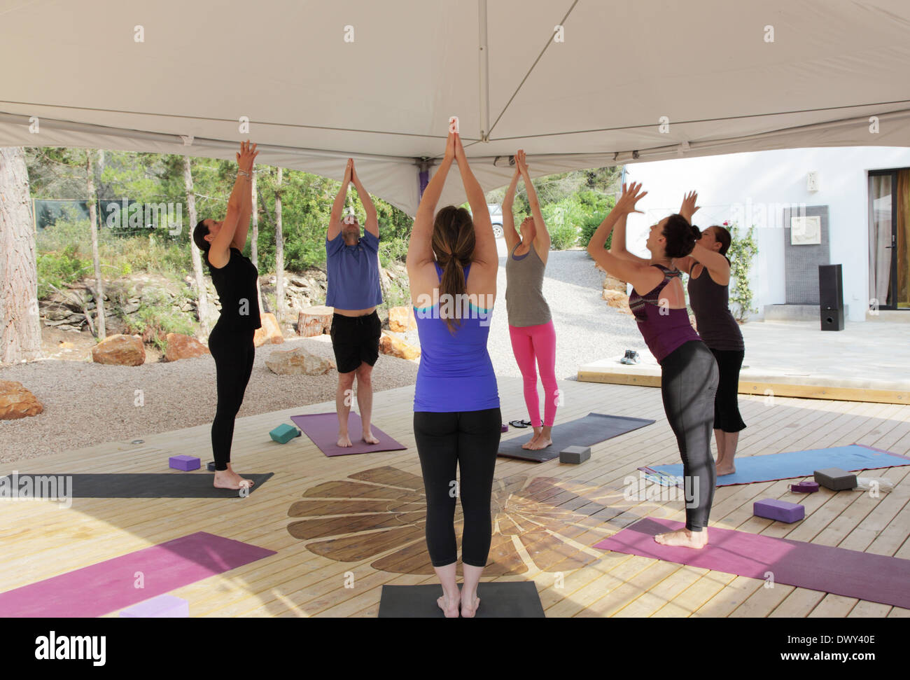 Yoga-Praxis im Kreis Stockfoto