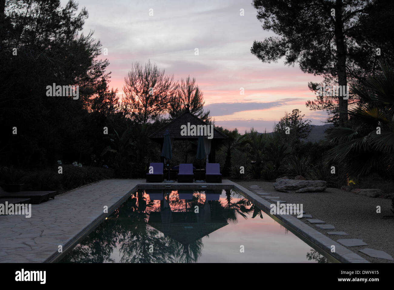 Sonnenuntergang über Ibiza Schwimmbad Stockfoto