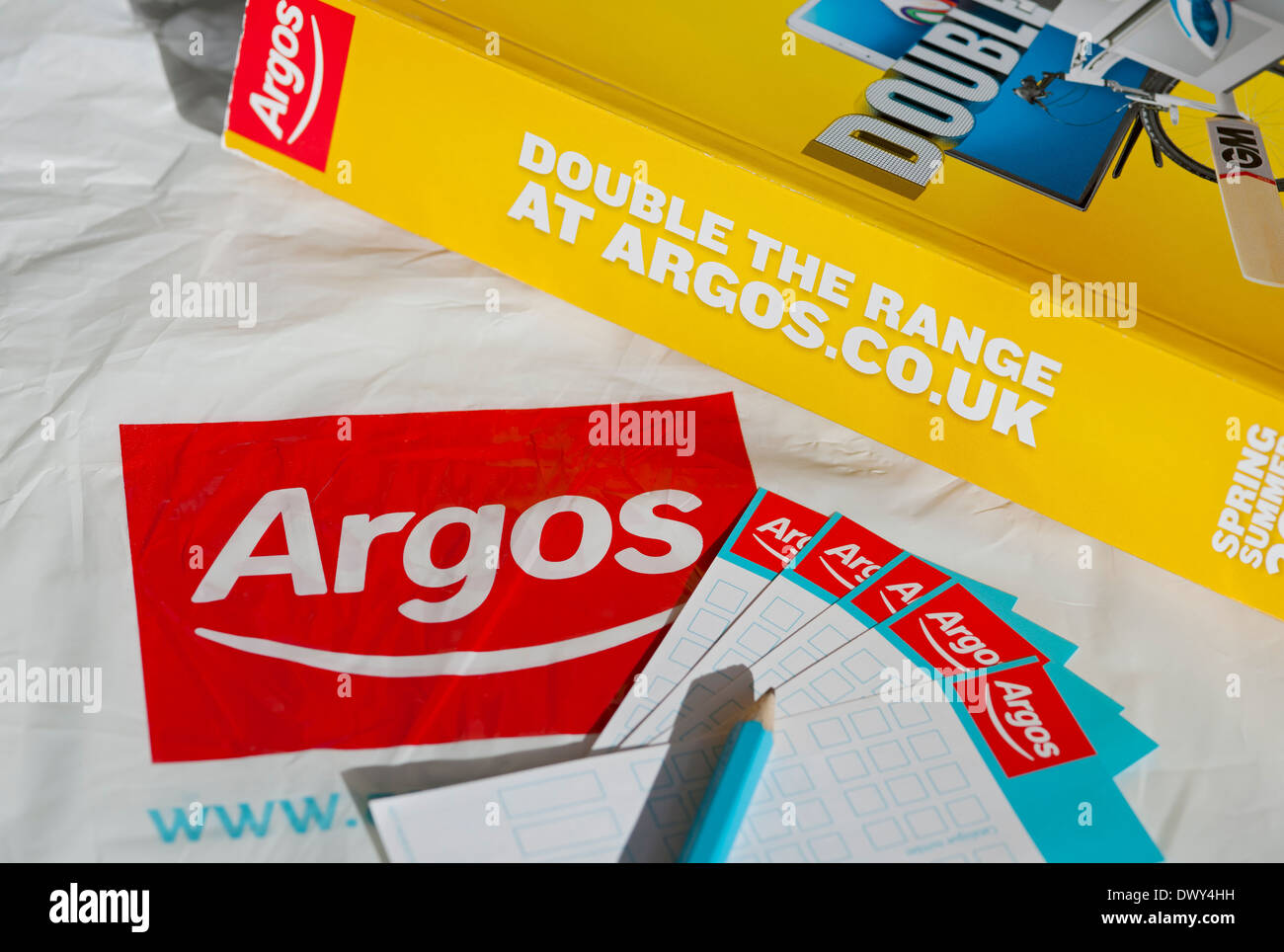 Nahaufnahme des Argos Ladenkatalogs und der Bestellformulare Stockfoto