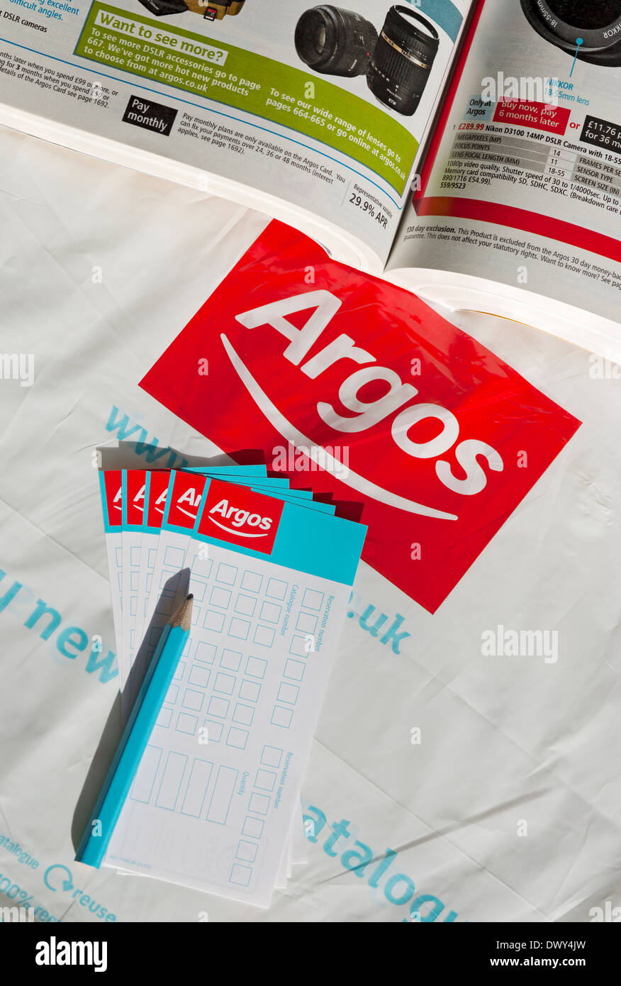 Nahaufnahme des Argos Ladenkatalogs und der Bestellformulare Stockfoto