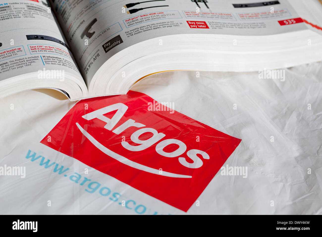 Nahaufnahme des Katalogbuchs und der Einkaufstasche des Argos Ladengeschäfts mit Logo-Schild Stockfoto