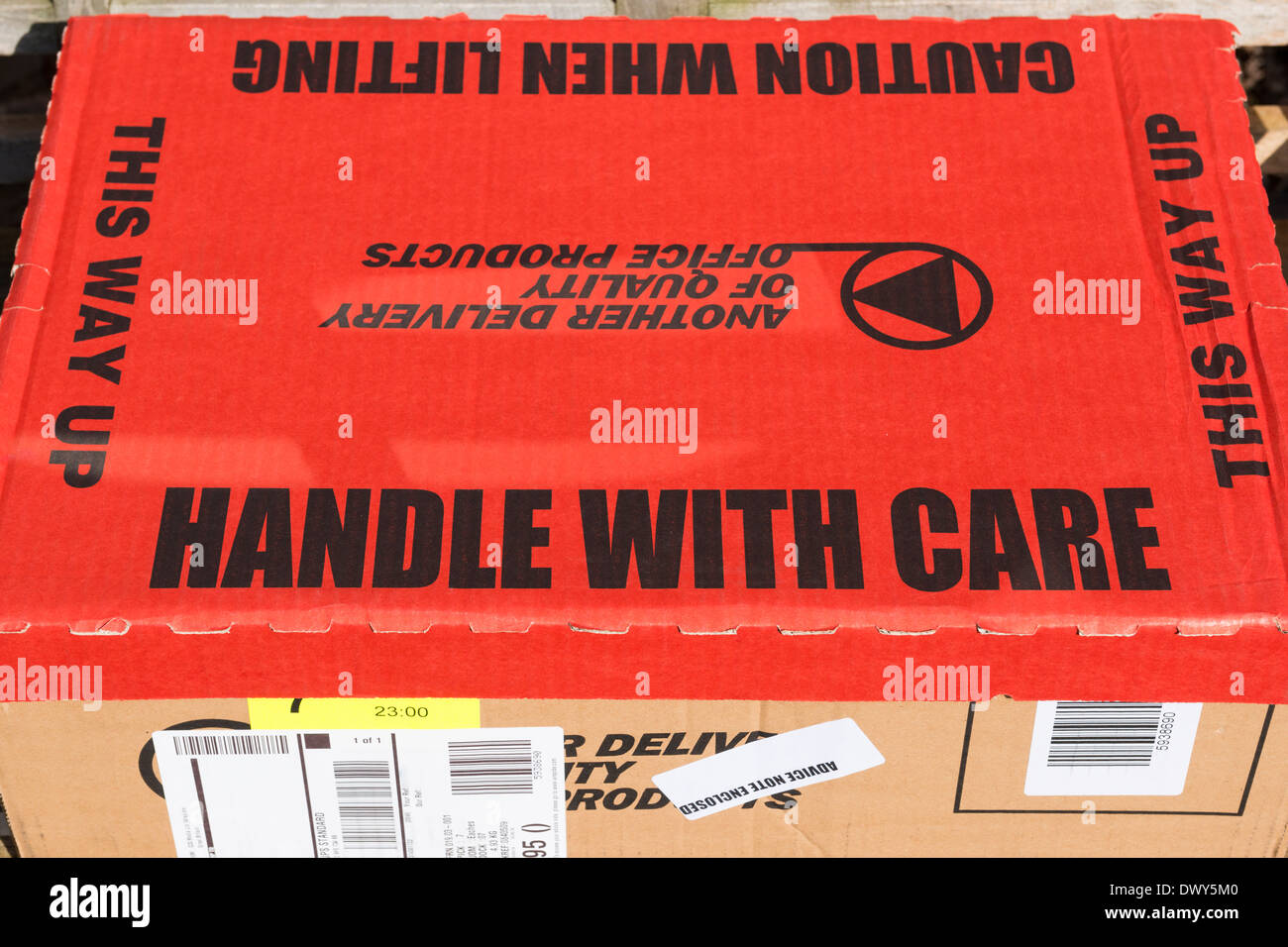 Ein Karton Lieferbox mit Arbeitsschutz und Warnung Informationen. Stockfoto