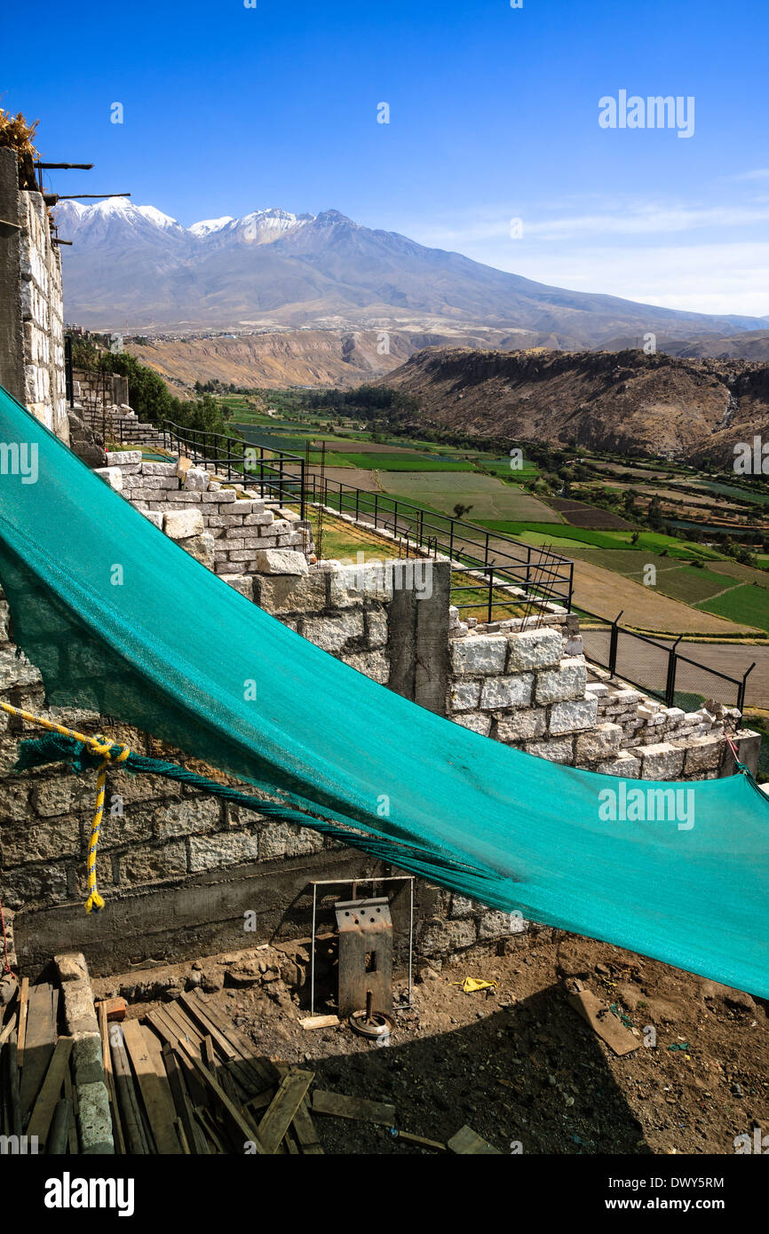Blick über Chili Flusstal. Chachani Vulkan im Hintergrund. Abteilung von Arequipa im Süden Perus Stockfoto