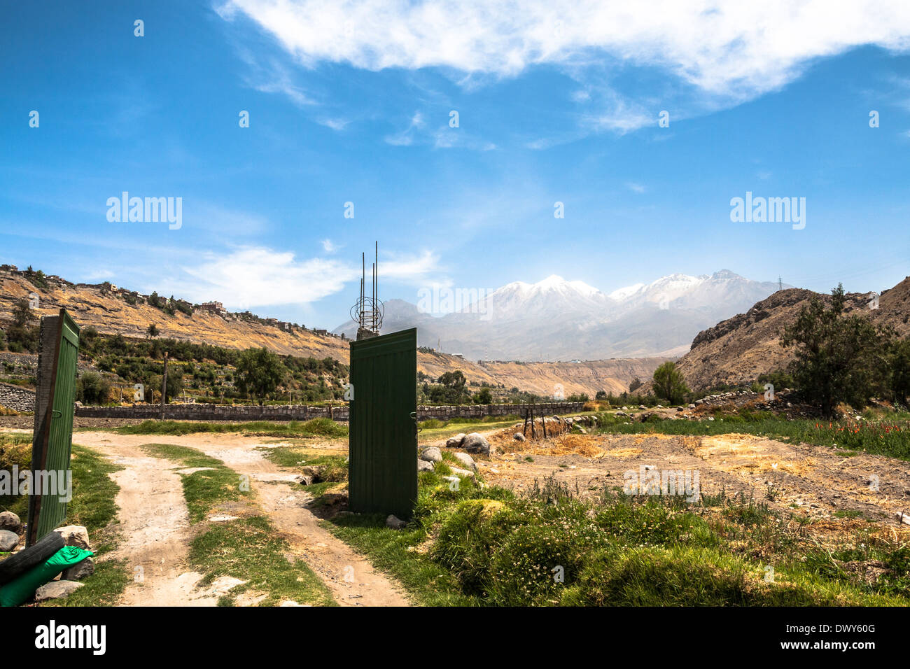 Blick über Chili Flusstal und Chachani Vulkan im Hintergrund. Abteilung von Arequipa im Süden Perus Stockfoto