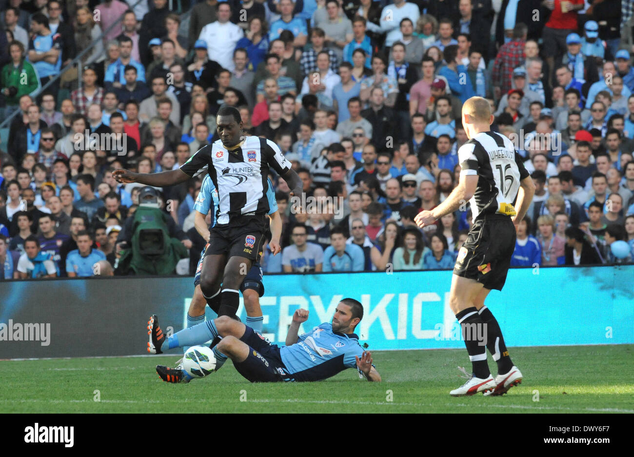 Emile Heskey Emile Heskey Newcastle Jets schlagen Alessandro Del Piero Sydney FC 3: 2 in eine australische A-League-Fußballspiel. Beide Spieler erzielte als der Liverpool alte junge half seinem neuen Verein des 37 Jahre alten ehemaligen Juventus Sterns Team vor der Niederlage Stockfoto