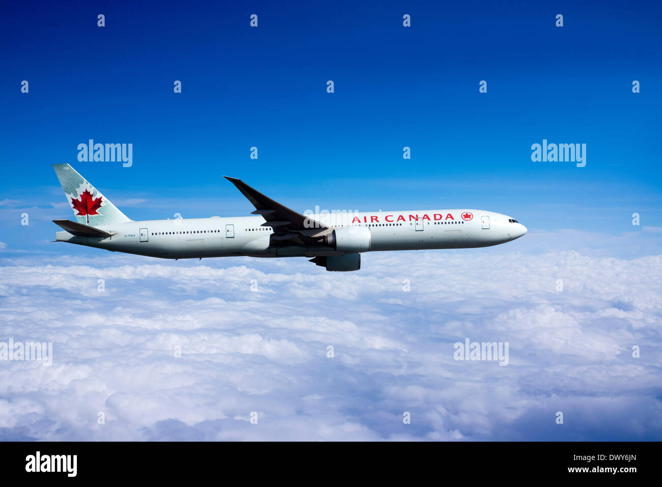 Air Canada Boeing 777-333 (ER) im Flug. (Fotomontage) Stockfoto