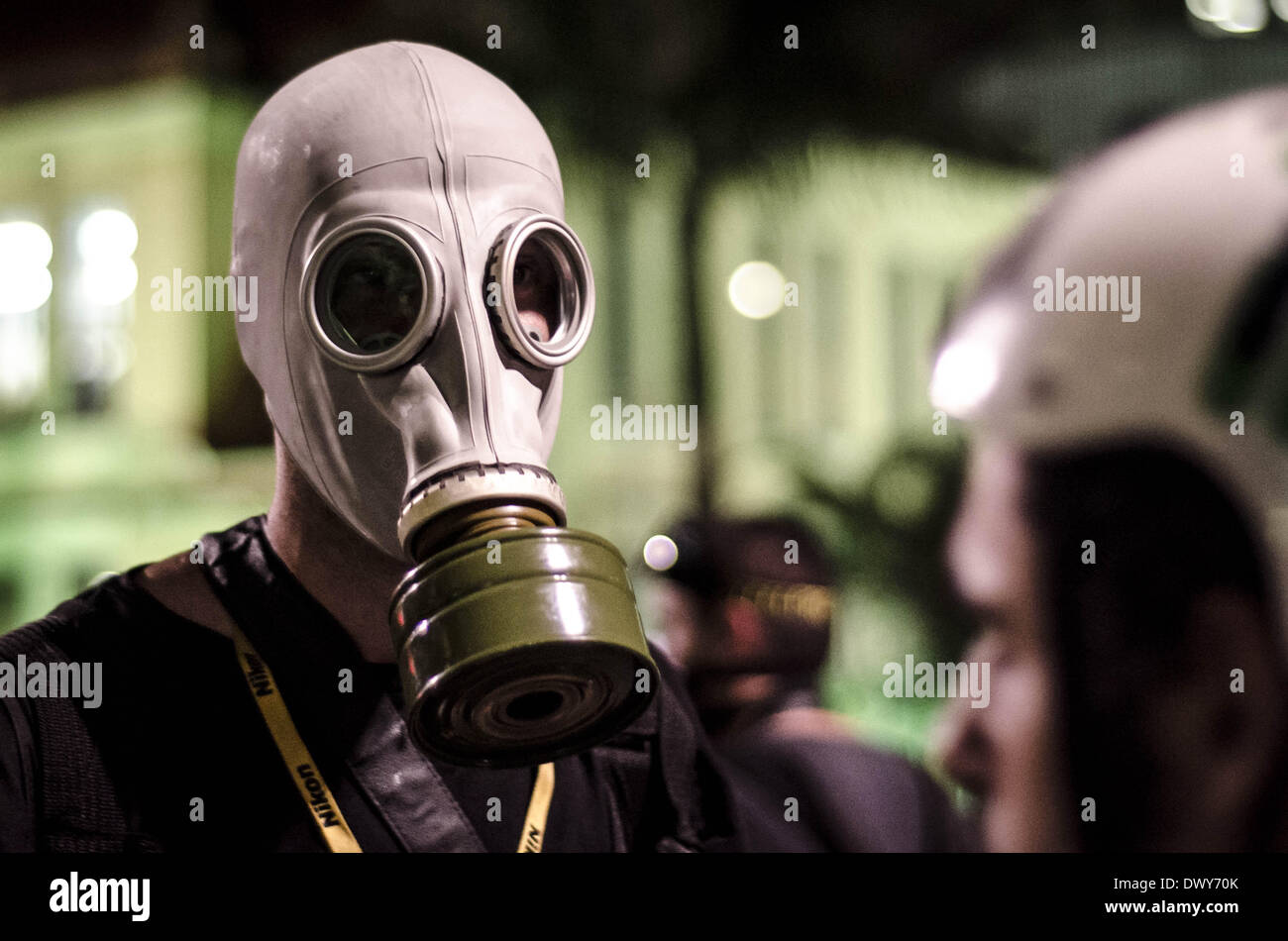 Sao Paulo, Brasilien. 13. März 2014. Demonstrant trägt Gasmaske, während der dritte große Protest gegen die WM in Brasilien, diesein konzentrierte sich in der Verkehrsprobleme. Brasilien investiert mehr als R$ 30 Milliarden (rund 10 Milliarden â? ¬) - unter Stadt, Staaten und Union öffentliche Gelder - zu den teuersten WM in der Geschichte, die viele Menschen empört, in einem Land mit vielen sozialen Problemen, speziell im öffentlichen Dienst und Wohlfahrt Credit: Gustavo Basso/NurPhoto/ZUMAPRESS.com/Alamy Live News Stockfoto