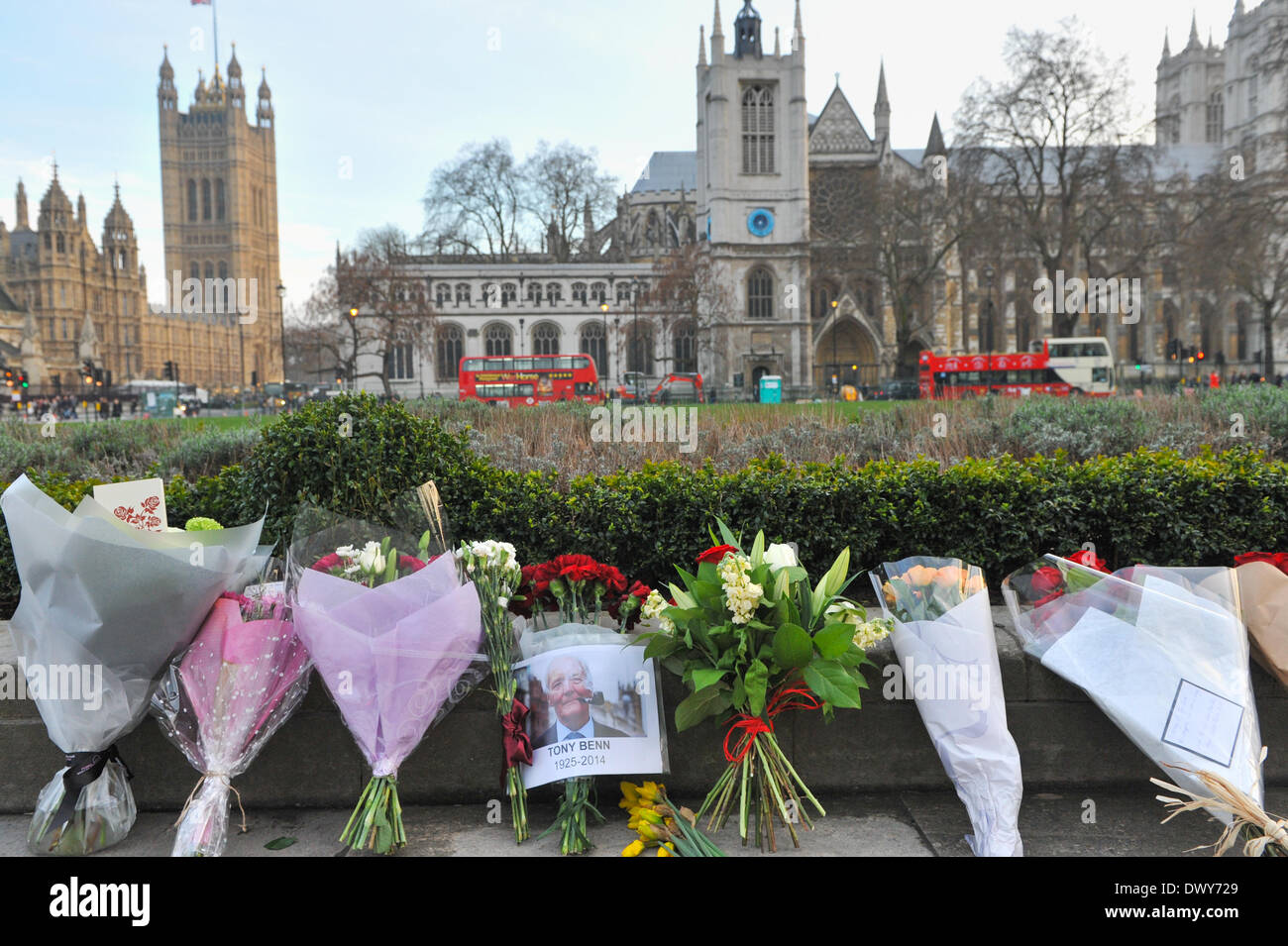 Parliament Square, London, UK. 14. März 2014. Blumen und Ehrungen im Parliament Square in Tribut überlassen Tony Benn, der gestorben ist im Alter von 88. Bildnachweis: Matthew Chattle/Alamy Live-Nachrichten Stockfoto