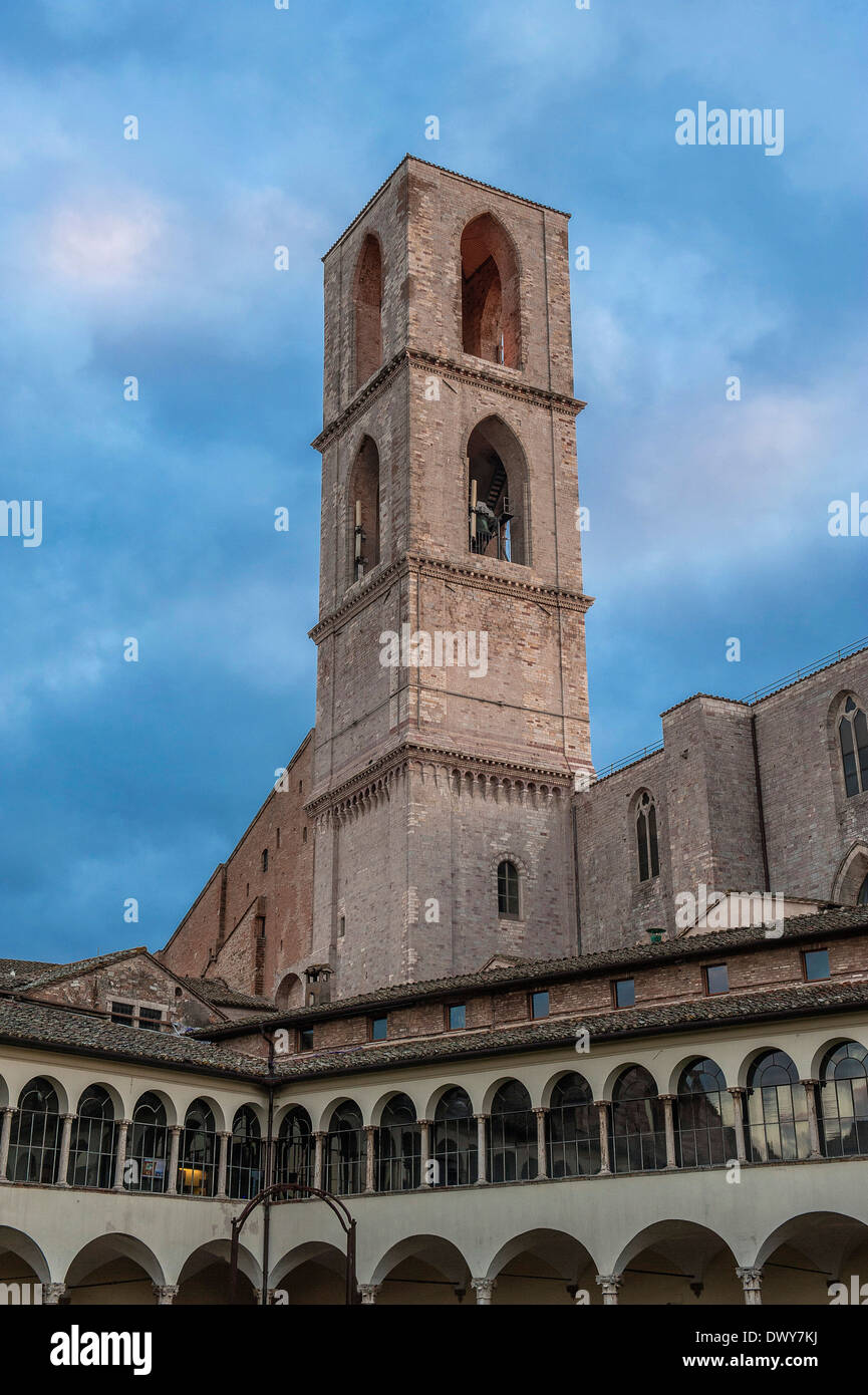 Perugia, der Glockenturm der Kirche San Domenico. Neben der Kirche ist der Sitz des archäologischen Museums von Umbrien. Stockfoto