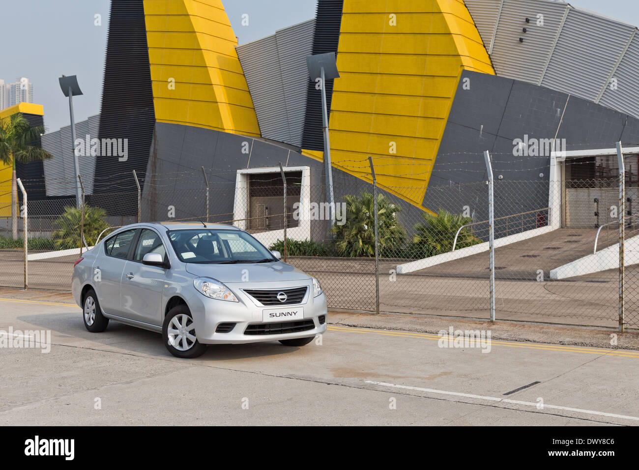 Nissan Sunny 2013-Modell auf der Straße Stockfoto